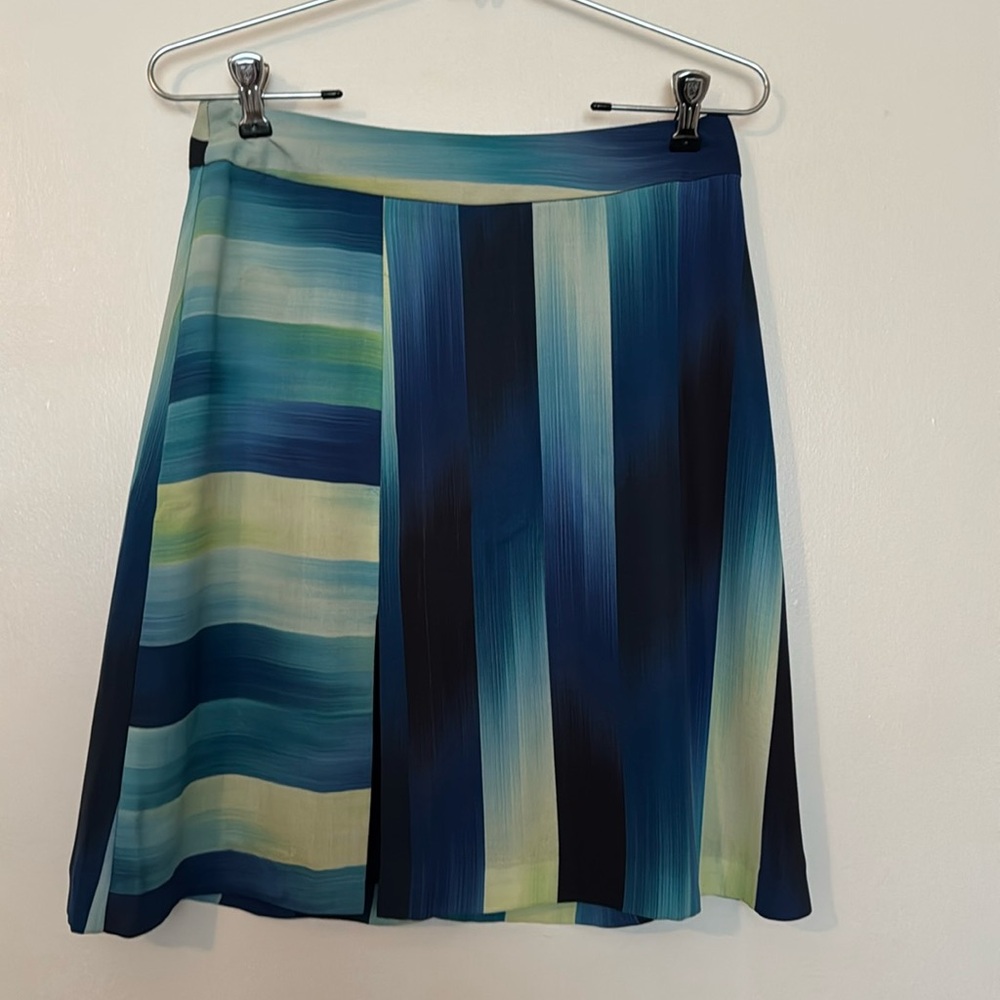 Trina Turk Skirt, size 0, I currentlyntly wear a 4 and it fits.